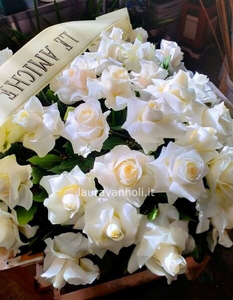 Cuore Funebre di Rose Bianche