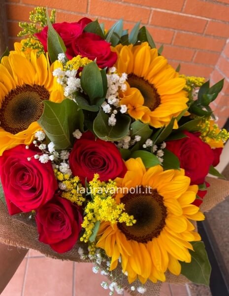 Bouquet girasoli e rose rosse