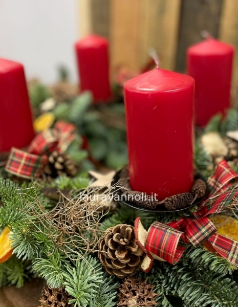 Ghirlanda dell´avvento natalizia con candele