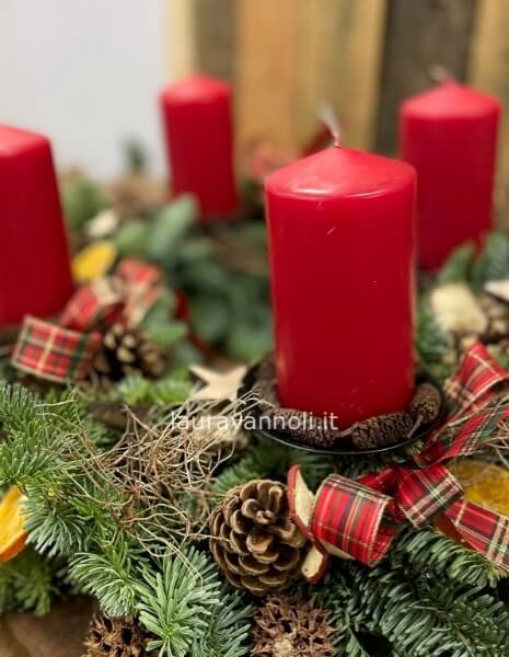 Ghirlanda da tavolo dell´avvento natalizia con candele