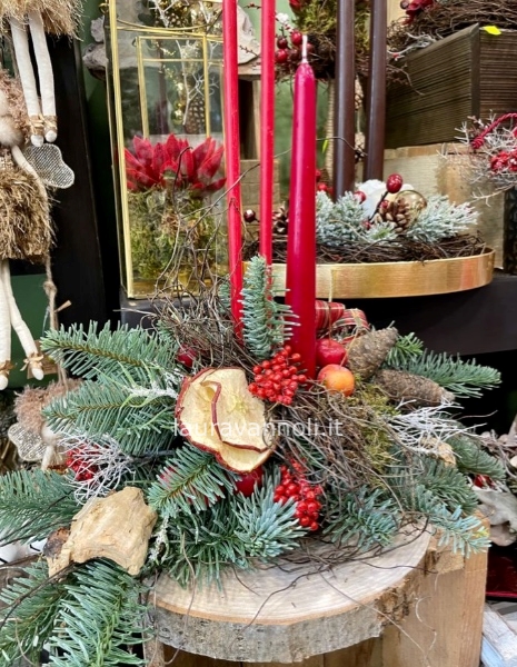 Centrotavola di Natale con candele su fetta di legno