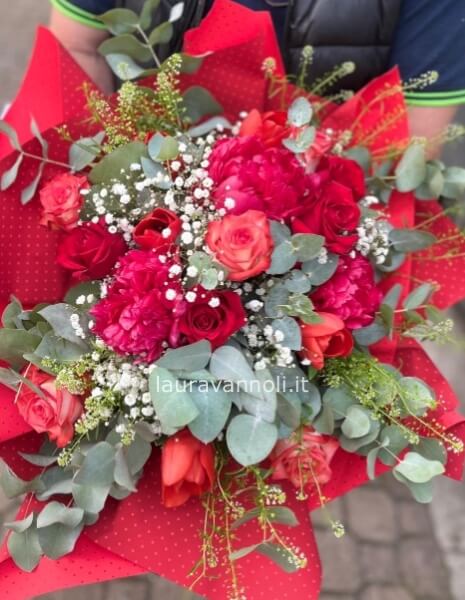 Bouquet di fiori misti con Rose rosse