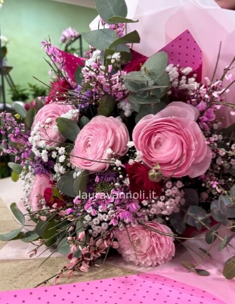 Bouquet primaverile sui toni del rosa